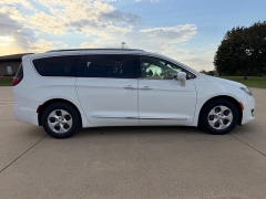 Used 2017  Chrysler Pacifica 4d Wagon Touring-L Plus at Rooster Auto Sales near Vinton&comma; IA