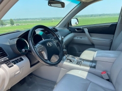 Used 2010 Toyota Highlander 4d SUV AWD SE at Rooster Auto Sales near Vinton, IA