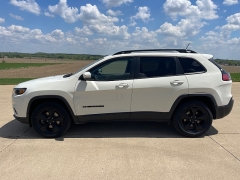 Used 2019 Jeep Cherokee 4d SUV 4WD Latitude Plus 3.2L at Rooster Auto Sales near Vinton, IA