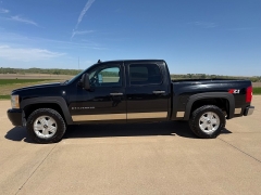 Used 2009  Chevrolet Silverado 1500 4WD Crew Cab LT at Rooster Auto Sales near Vinton&comma; IA
