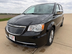 Used 2016  Chrysler Town & Country 4d Wagon Touring L at Rooster Auto Sales near Vinton&comma; IA