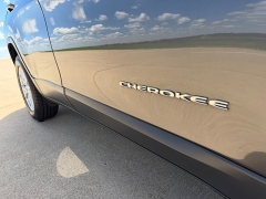 Used 2017  Jeep Cherokee 4d SUV 4WD Latitude V6 at Rooster Auto Sales near Vinton&comma; IA