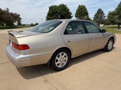 Used 2000  Toyota Camry 4d Sedan XLE at Rooster Auto Sales near Vinton&comma; IA