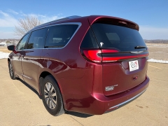 Used 2021  Chrysler Pacifica Touring L FWD at Rooster Auto Sales near Vinton&comma; IA