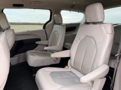 Used 2021  Chrysler Pacifica Touring L FWD at Rooster Auto Sales near Vinton&comma; IA