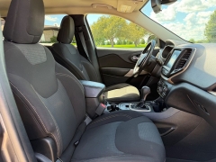 Used 2017  Jeep Cherokee 4d SUV 4WD Latitude V6 at Rooster Auto Sales near Vinton&comma; IA