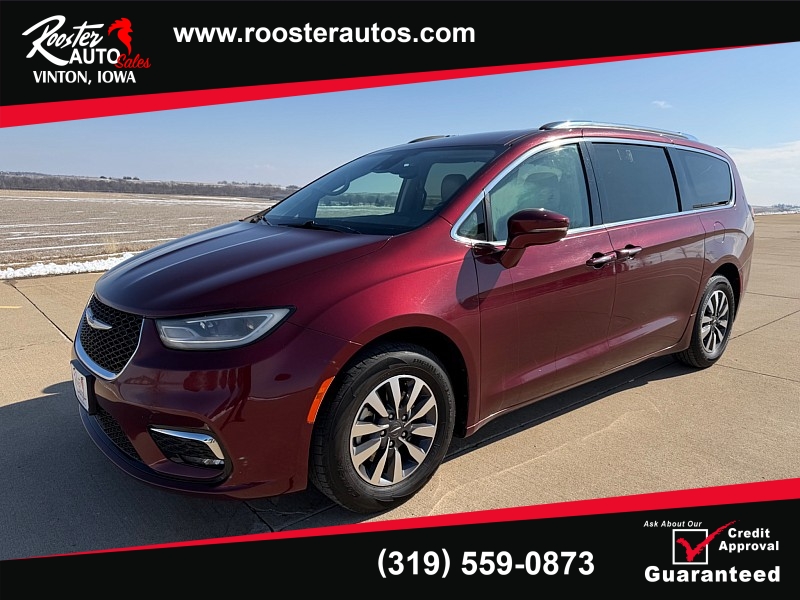 Used 2021  Chrysler Pacifica Touring L FWD at Rooster Auto Sales near Vinton&comma; IA