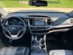Used 2014 Toyota Highlander 4d SUV AWD XLE at Rooster Auto Sales near Vinton, IA