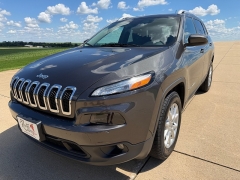Used 2017  Jeep Cherokee 4d SUV 4WD Latitude V6 at Rooster Auto Sales near Vinton&comma; IA