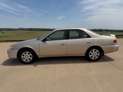 Used 2000  Toyota Camry 4d Sedan XLE at Rooster Auto Sales near Vinton&comma; IA