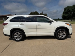 Used 2014  Toyota Highlander 4d SUV AWD LE Plus at Rooster Auto Sales near Vinton&comma; IA