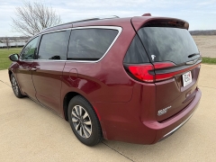 Used 2021  Chrysler Pacifica Touring L FWD at Rooster Auto Sales near Vinton&comma; IA