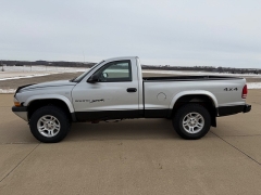 Used 2001  Dodge Dakota 4WD Reg Cab Sport at Rooster Auto Sales near Vinton&comma; IA