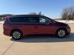 Used 2021  Chrysler Pacifica Touring L FWD at Rooster Auto Sales near Vinton&comma; IA