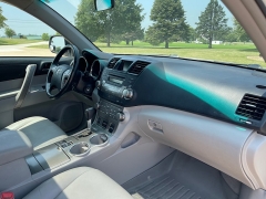 Used 2010 Toyota Highlander 4d SUV AWD SE at Rooster Auto Sales near Vinton, IA