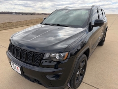 Used 2019  Jeep Grand Cherokee 4d SUV 4WD Laredo Upland at Rooster Auto Sales near Vinton&comma; IA