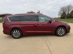 Used 2021  Chrysler Pacifica Touring L FWD at Rooster Auto Sales near Vinton&comma; IA