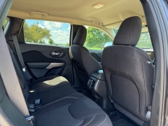 Used 2017  Jeep Cherokee 4d SUV 4WD Latitude V6 at Rooster Auto Sales near Vinton&comma; IA
