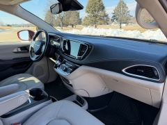 Used 2021  Chrysler Pacifica Touring L FWD at Rooster Auto Sales near Vinton&comma; IA