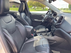 Used 2019 Jeep Cherokee 4d SUV 4WD Latitude Plus 3.2L at Rooster Auto Sales near Vinton, IA