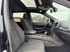 Used 2019  Jeep Grand Cherokee 4d SUV 4WD Laredo Upland at Rooster Auto Sales near Vinton&comma; IA