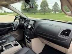 Used 2016  Chrysler Town & Country 4d Wagon Touring L at Rooster Auto Sales near Vinton&comma; IA