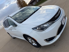 Used 2017  Chrysler Pacifica 4d Wagon Touring-L Plus at Rooster Auto Sales near Vinton&comma; IA