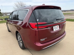 Used 2021  Chrysler Pacifica Touring L FWD at Rooster Auto Sales near Vinton&comma; IA