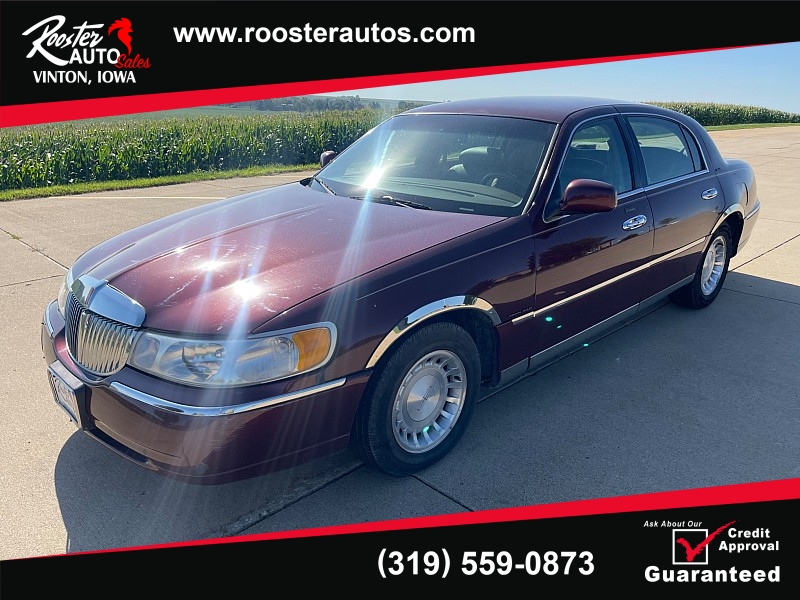 Used 2000  Lincoln Town Car 4d Sedan Executive at Rooster Auto Sales near Vinton, IA