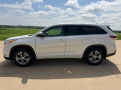 Used 2014  Toyota Highlander 4d SUV AWD LE Plus at Rooster Auto Sales near Vinton&comma; IA