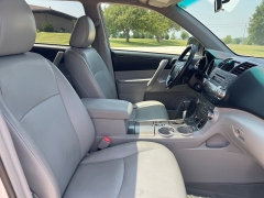 Used 2010 Toyota Highlander 4d SUV AWD SE at Rooster Auto Sales near Vinton, IA