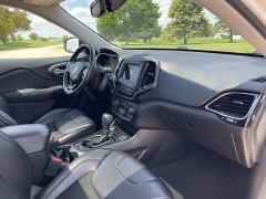 Used 2019 Jeep Cherokee 4d SUV 4WD Latitude Plus 3.2L at Rooster Auto Sales near Vinton, IA