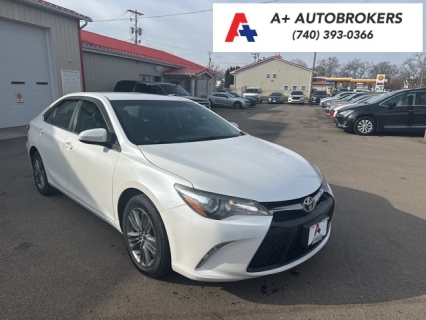 2017 Toyota Camry SE's photo