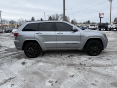 Used 2018  Jeep Grand Cherokee 4d SUV 4WD Laredo Altitude at A&plus; Autobrokers near Mt&period; Vernon&comma; OH