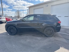 Used 2019  Jeep Grand Cherokee 4d SUV 4WD Laredo Altitude at A&plus; Autobrokers near Mt&period; Vernon&comma; OH