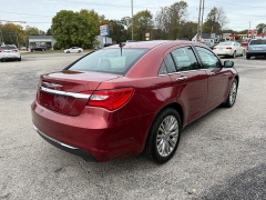 Used 2013  Chrysler 200 4d Sedan Limited at Dave White Auto Credit near Sylvania, OH