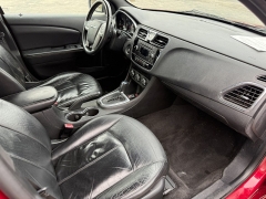 Used 2013  Chrysler 200 4d Sedan Limited at Dave White Auto Credit near Sylvania, OH