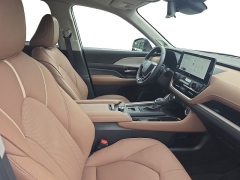 Used 2025  Toyota Grand Highlander Platinum AWD at Dime Down by Frank Leta near Bridgeton&comma; MO