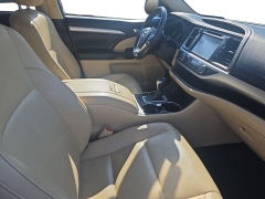 Used 2018  Toyota Highlander SE V6 AWD &lpar;Natl&rpar; at Dime Down by Frank Leta near Bridgeton&comma; MO