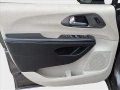 Used 2022  Chrysler Pacifica Touring L FWD at Best Choice Motors near Lafayette&comma; IN