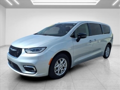 Used 2024  Chrysler Pacifica Touring L FWD at Best Choice Motors near Lafayette&comma; IN