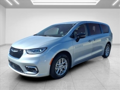 Used 2024  Chrysler Pacifica Touring L FWD at Best Choice Motors near Lafayette&comma; IN