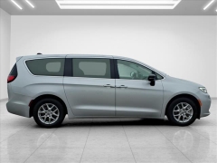 Used 2024  Chrysler Pacifica Touring L FWD at Best Choice Motors near Lafayette&comma; IN