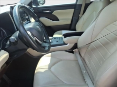 Used 2022  Toyota Highlander XLE FWD at Best Choice Motors near Lafayette&comma; IN