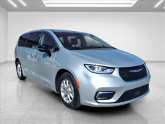 Used 2024  Chrysler Pacifica Touring L FWD at Best Choice Motors near Lafayette&comma; IN