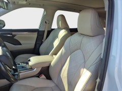 Used 2020  Toyota Highlander Hybrid 4d SUV FWD Platinum at Best Choice Motors near Lafayette&comma; IN