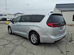 Used 2024  Chrysler Pacifica Touring L FWD at Best Choice Motors near Lafayette&comma; IN