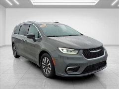 Used 2021  Chrysler Pacifica Hybrid Touring L FWD at Best Choice Motors near Lafayette&comma; IN