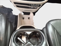 Used 2022  Chrysler Pacifica Touring L FWD at Best Choice Motors near Lafayette&comma; IN