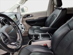 Used 2021  Chrysler Pacifica Hybrid Touring L FWD at Best Choice Motors near Lafayette&comma; IN